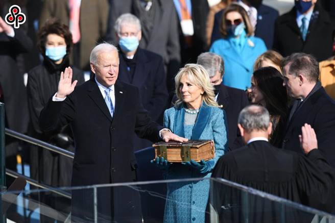 《人民日報》指中國捍衛國家利益的決心堅定不移。圖為1月20日在美國首都華盛頓國會山莊，拜登（前左）就職美國第46任總統宣誓。 （新華社）