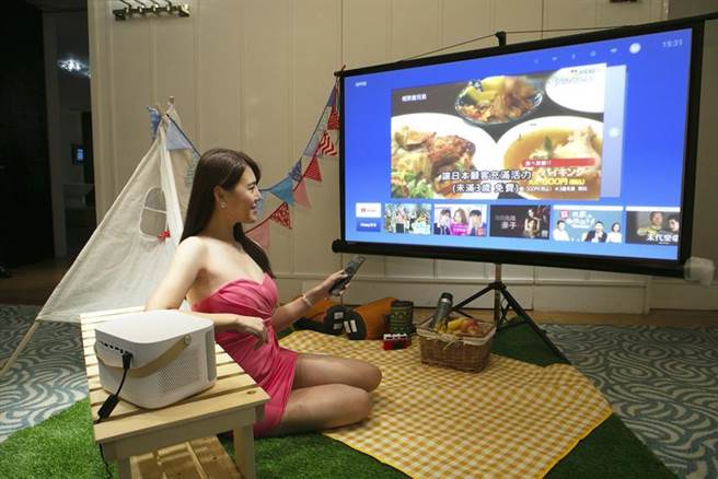 OVO K1「无框电视」智慧投影机不只可以追剧，还可以K歌、玩游戏，轻便可携。图／OVO提供