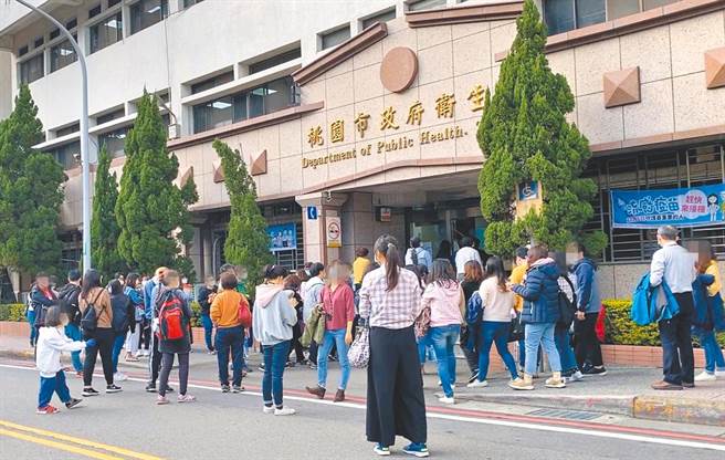 桃园卫生局昨下午大消毒，桃园市长郑文灿今证实2人发烧，其二採结果也出炉，皆是阴性。（图／蔡依珍摄）