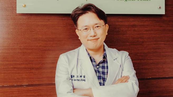 一名曾於部桃醫院治療乳癌的患者，至其他醫院轉診皆被拒於門外，對此，江坤俊醫師則暖心表示「來找我」，令不少人感動。（圖／翻攝自江坤俊醫師臉書）