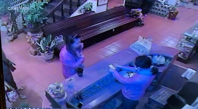 林姓女子到金山区泡温泉，不慎把结婚钻戒遗留在汤屋。（王扬杰翻摄）