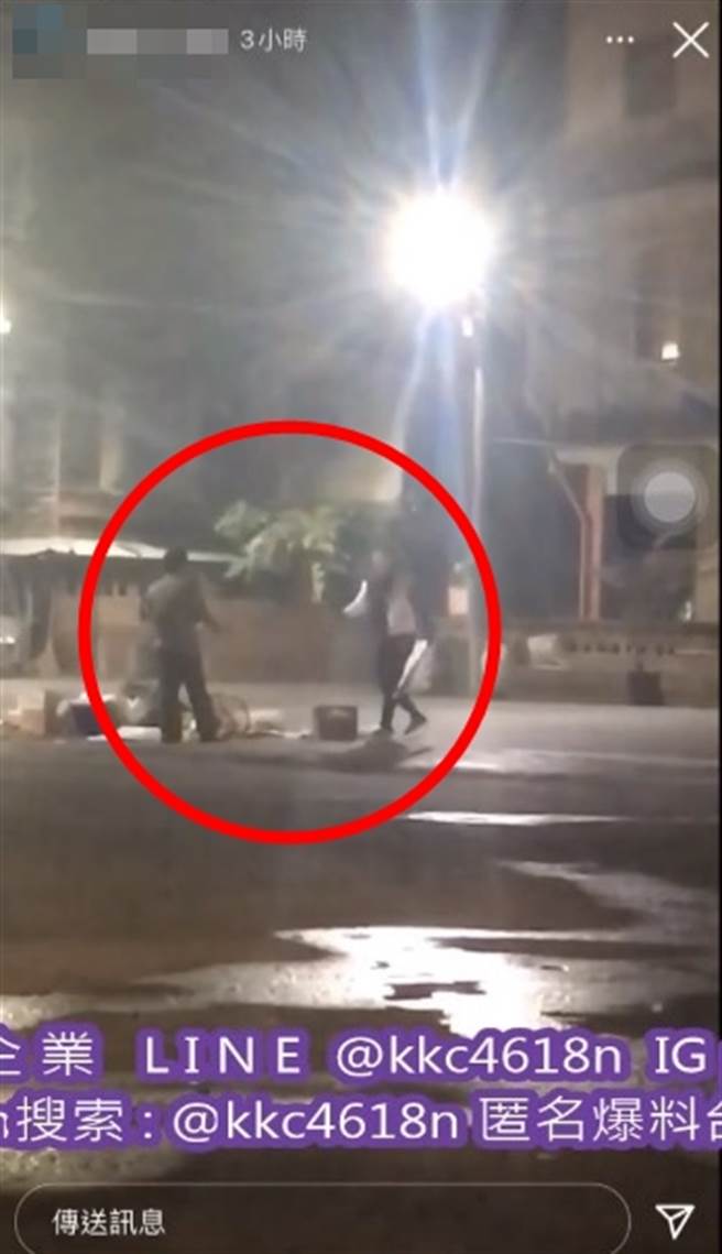 嘉义市3名国高中生怒砸菜摊，甚至将高丽菜当作棒球丢掷。（图／翻摄自脸书「黑色豪门企业」）