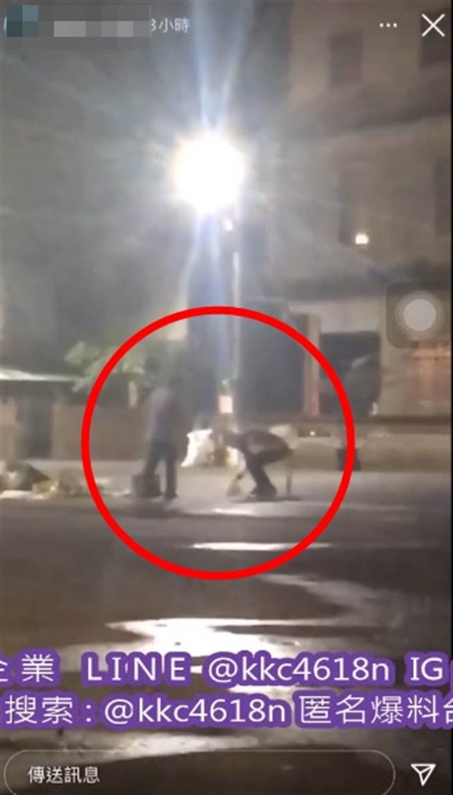 嘉义市3名国高中生怒砸菜摊，甚至将高丽菜当作棒球丢掷。（图／翻摄自脸书「黑色豪门企业」）