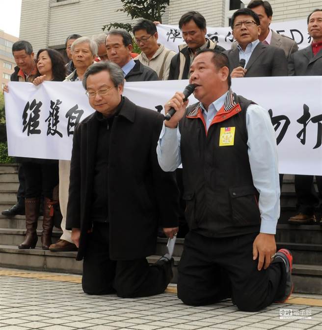 2014年时任养猪协会理事长杨冠章（前左）、常务监事潘连周（前右），发表声明反对政府以机动调降猪肉进口关税来平抑猪价，强调猪价上涨属于短期现象，两人下跪磕头，拜托不要打压猪农，尊重自由市场机制。（图／本报系资料照）