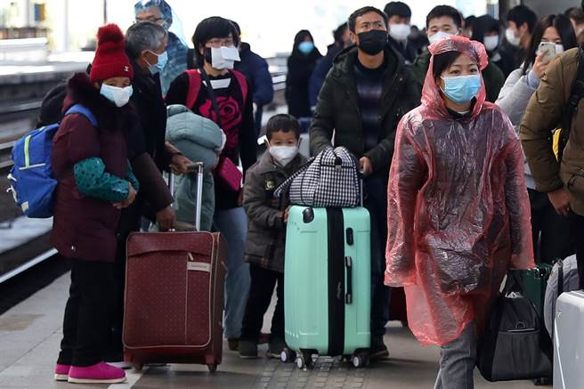 去年春运期间，南京火车站人潮。今年病毒核酸检测规定严格，带动检测概念相关A股大涨。(中新社资料照片)