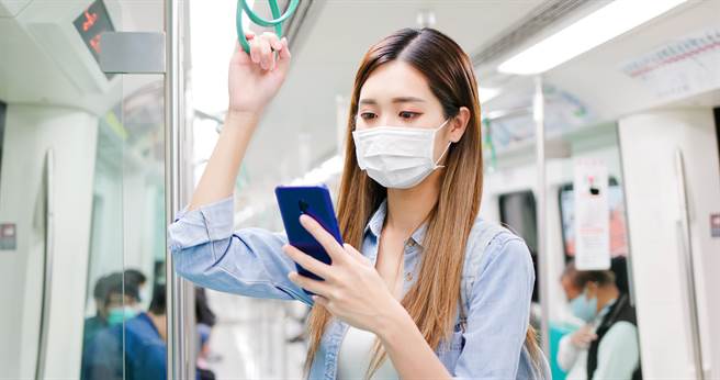 男子在捷运上偷看未戴口罩的女子，竟被冤枉成性骚扰。（示意图/达志影像/Shutterstock提供）