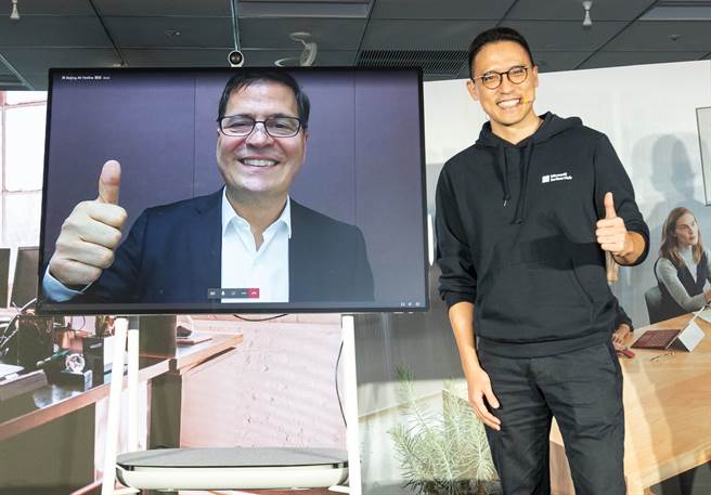 Surface Hub 2S 在台正式上市，微软资深副总裁暨大中华区总裁兼执行长柯睿杰及台湾微软总经理孙基康（右）现场透过 Surface Hub 2S 实现 Microsoft Teams 和商务需求于一体的高效跨国远距会议。（微软提供／黄慧雯台北传真）
