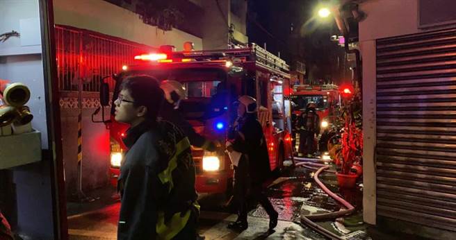 台北市大安區凌晨驚傳公寓火警，屋內1家7口從睡夢中驚醒緊急逃生，警消疏散樓上住戶29人，所幸無人受傷。（圖／消防局提供）