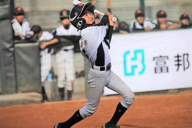 中平国小先发投手李信谦打击也有表现。（中华棒协提供）