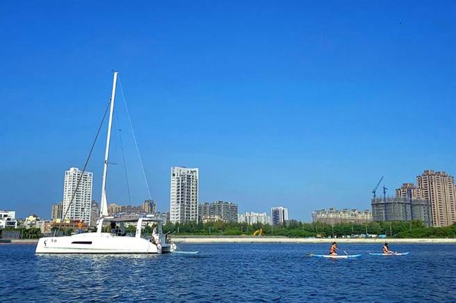 新光三越台北南西店「C36洛神双体重型帆船 渔光岛出海 SUP玩水趣」，市价3000元。（新光三越提供）