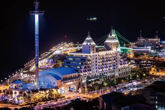 新光三越台北天母店「福容大饭店 淡水渔人码头 市景豪华客房」，价值1万1800元+10%。（新光三越提供）