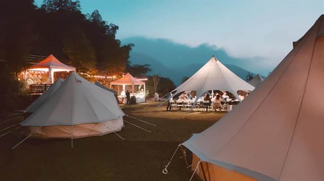 新光三越台中中港店「山思云想-双人同行体验券」，价值1万元。（新光三越提供）