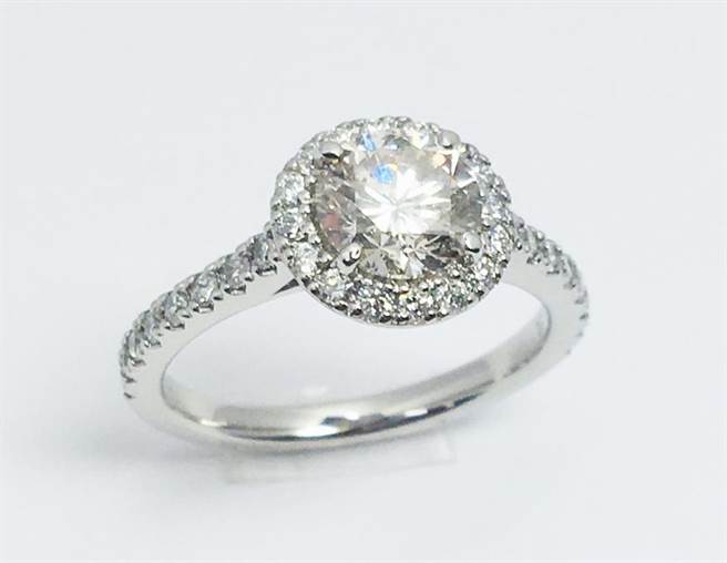 新光三越台中中港店福袋首奖「festaria TOKYO GIA一克拉铂金钻石戒指」价值68万元，是这次新光三越全台福袋奖值最高。（新光三越提供