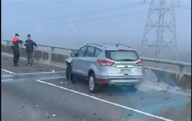 国道3号北上194.1公里处，发生4车连环大追撞，1部车头全毁、1部90度翻覆、1部车尾被撞烂，撞击相当惨烈、（彰化踢爆网提供／吴敏菁彰化传真）