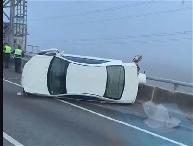 国道3号北上194.1公里处，发生4车连环大追撞，1部车头全毁、1部90度翻覆、1部车尾被撞烂，撞击相当惨烈、（彰化踢爆网提供／吴敏菁彰化传真）