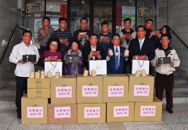 台中市市政顾问林佩涵偕同义警干部们日前上午带来8000多片红色三层防护口罩、1000包挂耳咖啡包及太阳饼，至台中市政府警察局第三分局慰勤。（台中市第三分局提供／冯惠宜传真）