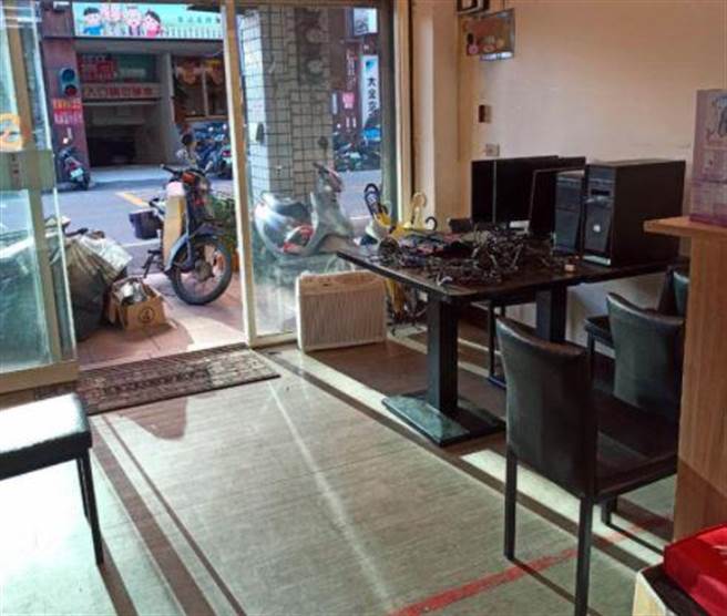 曾任桃园市议员王浩宇办公室助理的欧阳霆PO出王浩宇服务处现况。(取自欧阳霆脸书)