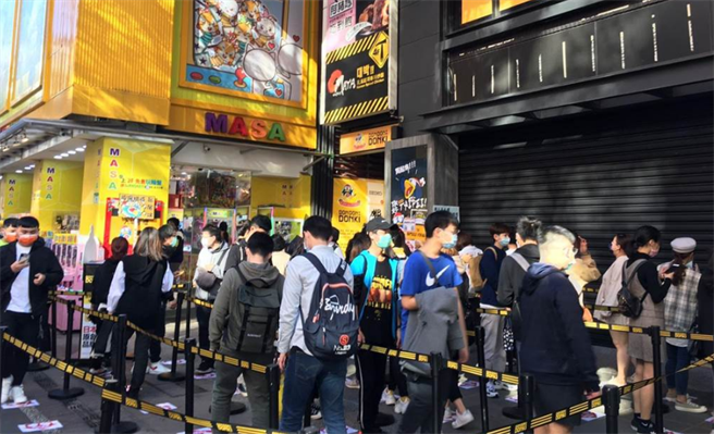 唐吉诃德开幕后出现连日排队潮，现在却爆出卖过期蛋糕。（资料照 吴康玮摄）