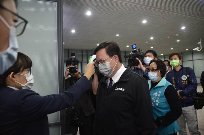 桃园市长郑文灿22日到桃园捷运A7站视察防疫，进站时先量体温。（赖佑维摄）