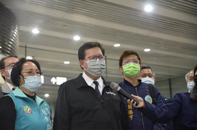 桃园市长郑文灿22日到桃园捷运A7站视察防疫，针对媒体联访说明。（赖佑维摄）