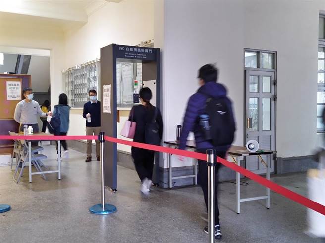 台南一中考场设置自动测温除菌门，节省考生入场时间。（台南一中提供／曹婷婷台南传真）
