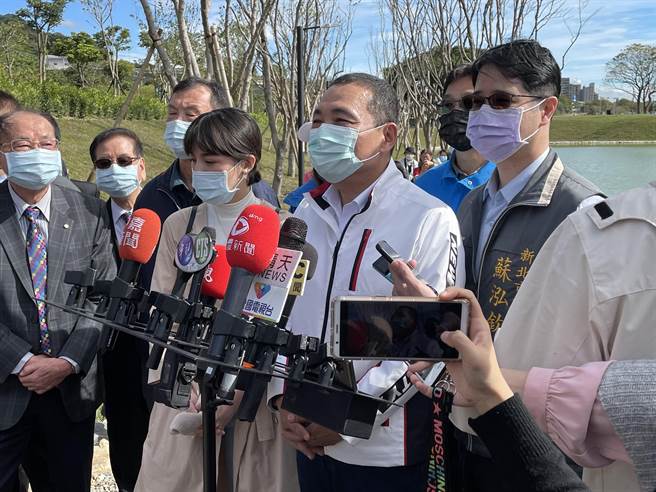 国民党主席江启臣昨批国防部发布避桃令引发县市连锁反应，侯友宜表示，自己态度就是防疫守住国人健康，最重要是要上下一条心，全力备战。（记者蔡雯如摄）