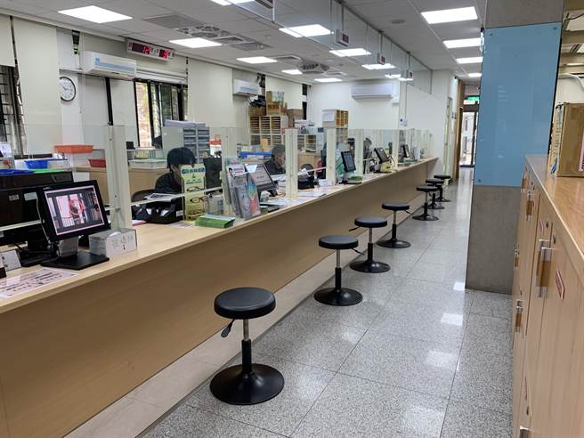 桃园市卫生局办理业务的柜台尚无民眾办理中，也已不復见以往的排队人潮。（姜霏摄）