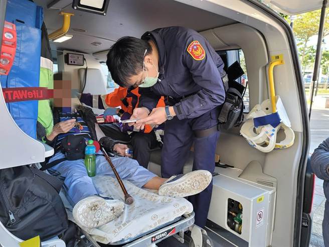 80岁老翁不慎跌倒，警员赶紧送医。（姜霏翻摄）