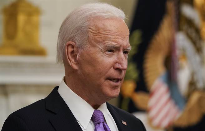 美国总统拜登1月21日在白宫国宴厅（State Dining Room）谈新冠肺炎疫情的神情。（美联社）