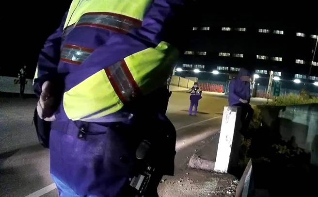 男子心情差、想不开，警员即时热心关怀。（姜霏翻摄）