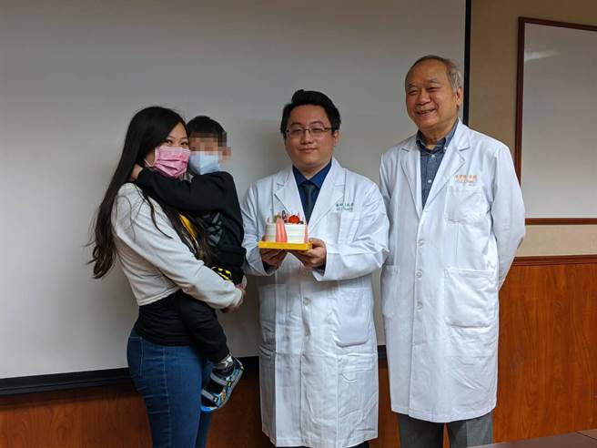 东南亚病童（左二）来台接受毛毛样病治疗，此次回诊恢復良好，将与妈妈（左）回国。右二为高雄长庚神经外科医师庄铭荣、右为换肝权威陈肇隆。（曹明正摄）