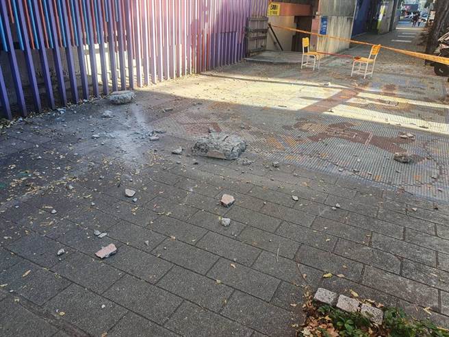 台北市石牌国小教室外墙疑因温度变化大，21日突然有巨大水泥石块崩落满地，幸好没有人受伤。（台北市议员汪志冰研究室提供／张立勋台北传真）