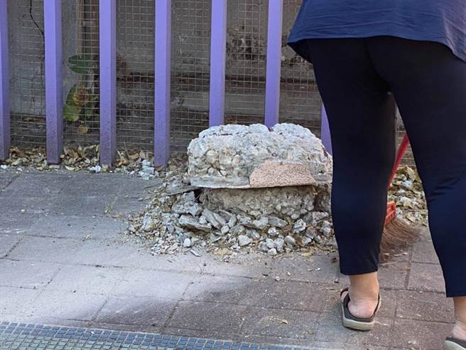 台北市石牌国小教室外墙疑因温度变化大，21日突然有巨大水泥石块崩落满地，幸好没有人受伤。（台北市议员汪志冰研究室提供／张立勋台北传真）