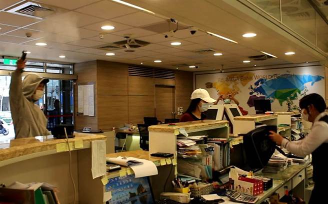 清水分局於兆豐銀行沙鹿分行進行防搶演練，1男、1女員警模擬鴛鴦大盜，過程逼真。（清水分局提供／王文吉台中傳真）