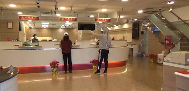 防搶演練由1男、1女員警模擬鴛鴦大盜，分飾男歹徒警持槍進入銀行搶劫贓。（清水分局提供／王文吉台中傳真）