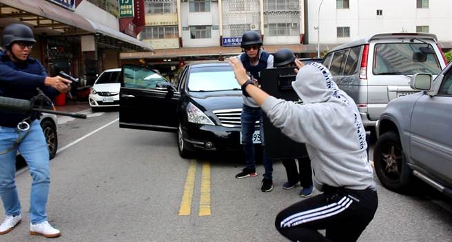 清水分局防搶演練過程逼真，模擬實際上銬、搜身逮捕。（清水分局提供／王文吉台中傳真）