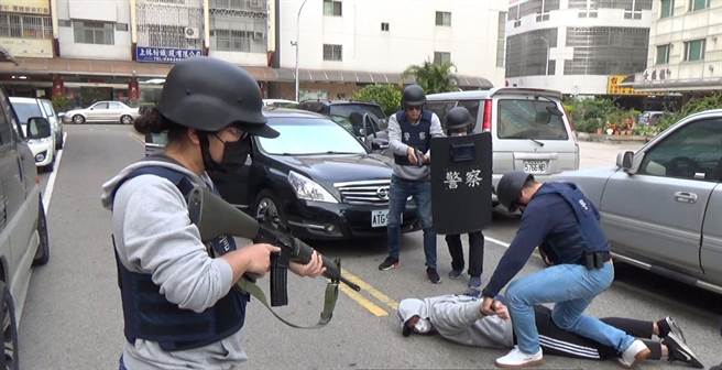 清水分局防搶演練過程逼真，模擬實際上銬、搜身逮捕。（清水分局提供／王文吉台中傳真）