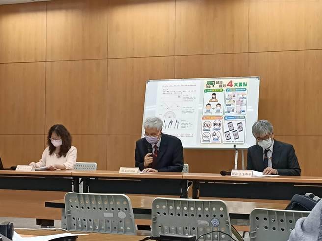 左起大考中心副主任黄璀娟 大考中心主任周兆民 大考中心副主任郑中平(简立欣摄)