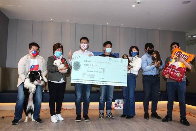 国民党青年部22日举办「国民党动物日」，呼吁各界重视重视日益严重的流浪动物、虐待动物等动保议题，党主席江启臣（左3)出席，并当场捐赠动保团体一万元认购宠物粮食，以行动支持动保。（邓博仁摄）