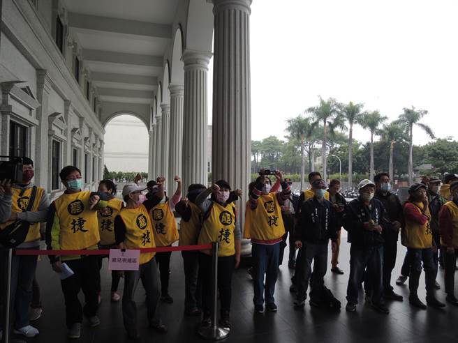 罢捷团体22日在议会反批黄捷在高雄巿食安自治条例「落跑」，怎么会是优质议员？（曹明正摄）