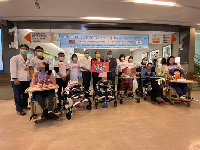 国际扶轮社联合送爱心，捐赠200万医疗復健设备，助玛利亚重障儿。（卢金足摄）
