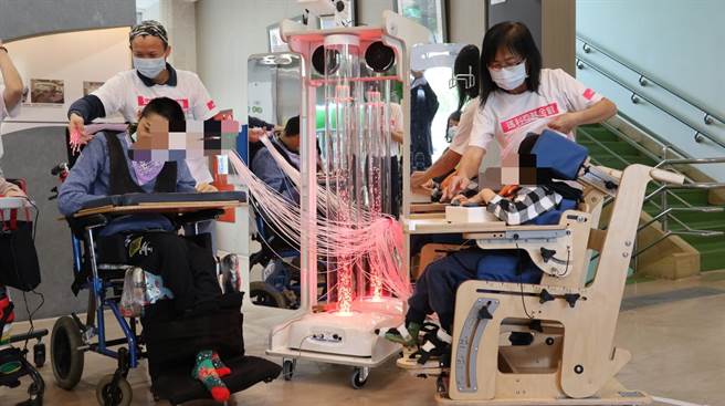 国际扶轮社联合送爱心，捐赠200万医疗復健设备，助玛利亚重障儿。（卢金足摄）