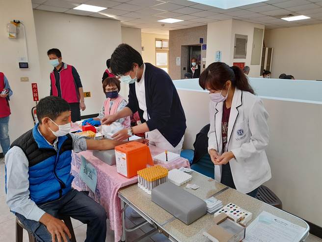 童綜合醫院團隊進行篩檢服務。（童醫院提供）