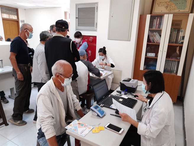 童綜合醫院團隊進行篩檢服務。（童醫院提供）