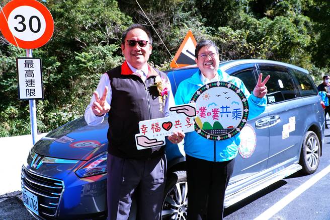 尖石鄉噗噗共乘上路，由在地居民自組車隊，接駁秀巒、玉峰村民就學、就醫，增加便利性，也提供就業機會。（莊旻靜攝）