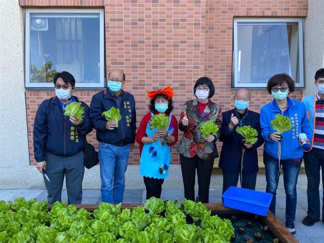 社会局长张锦丽、兴珍里社区理事长杨惠婷（右1)等人合影.（戴上容摄）