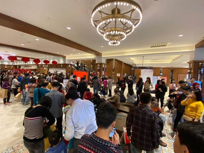 丽宝Outlet Mall初一过年沾喜气抽红包活动消费者最爱。（丽宝Outlet Mall提供／王文吉台中传真）