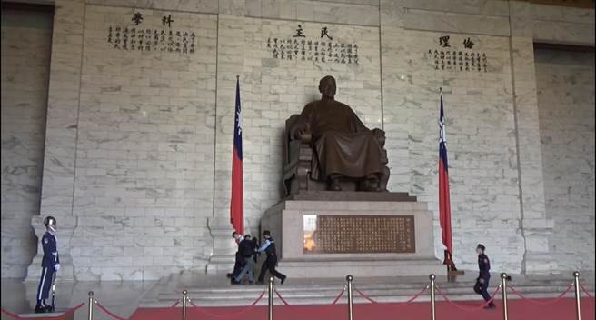 抗议不拆蒋介石铜像  台湾国今衝中正纪念堂丢鸡蛋被捕。台湾国办公室提供