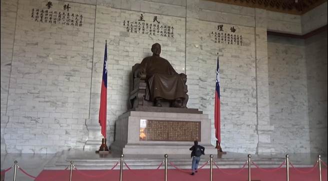 抗议不拆蒋介石铜像  台湾国今衝中正纪念堂丢鸡蛋被捕。台湾国办公室提供