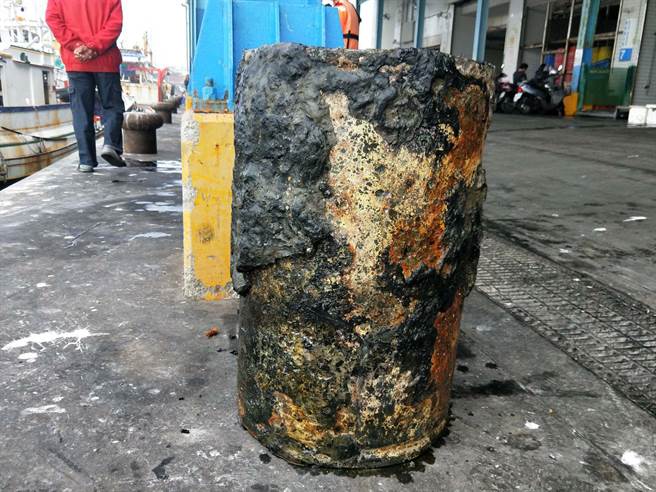 高雄蚵仔寮渔港的渔船在捞网时发现MK6型深水炸弹，其威力大于一般炸弹，可炸断一艘3千吨以上的军舰。（图／海巡署提供）